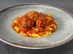 Penne fără gluten cu chiftele în sos de rosii la Pressure Cooker